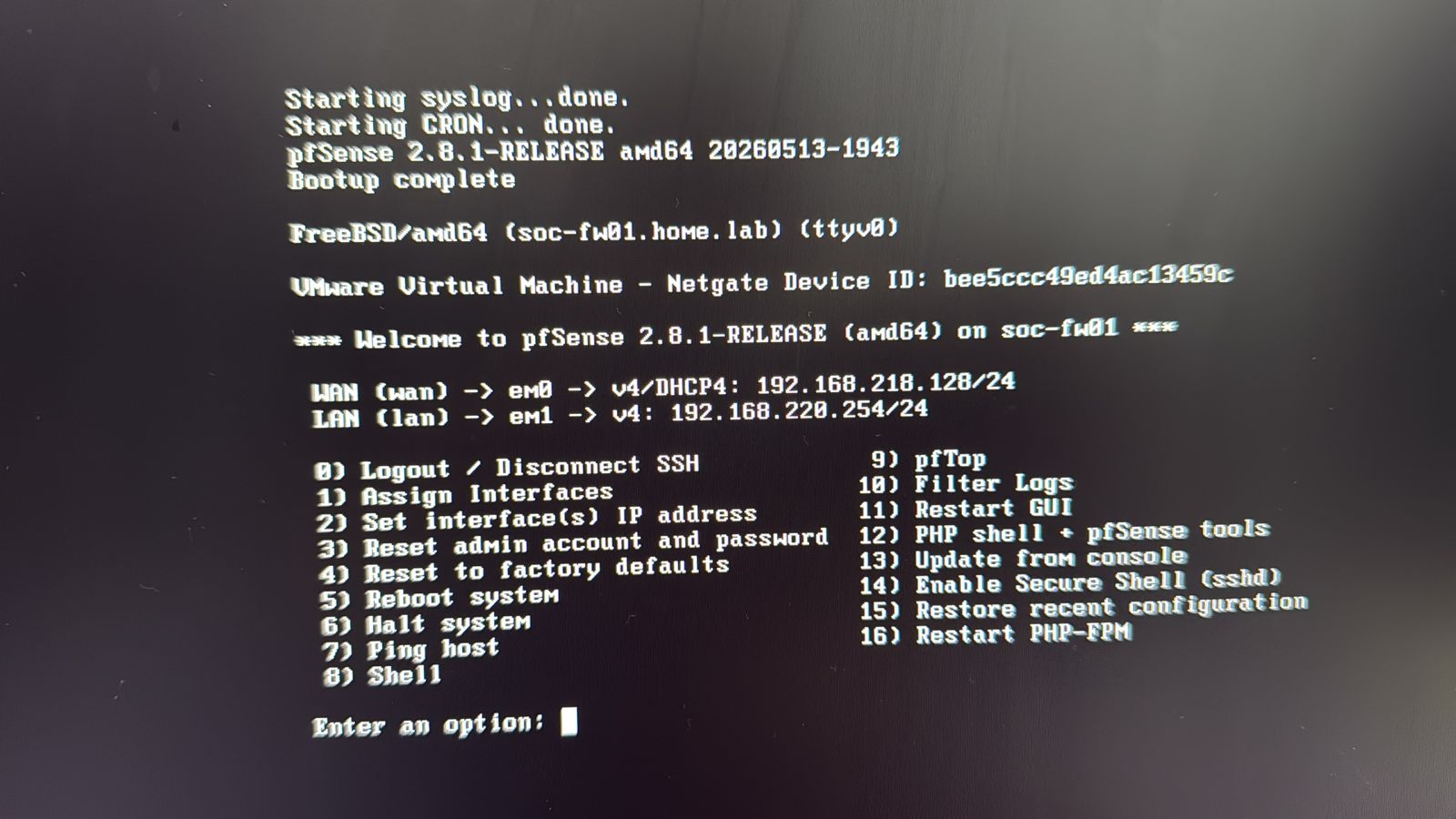 Console do pfSense com interfaces WAN e LAN configuradas
